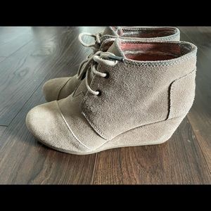 TOMs Desert Wedge Bootie, size 7